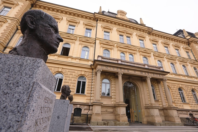 Aleja velikanov pred sedežem univerze Foto: Andrej PETELINŠEK