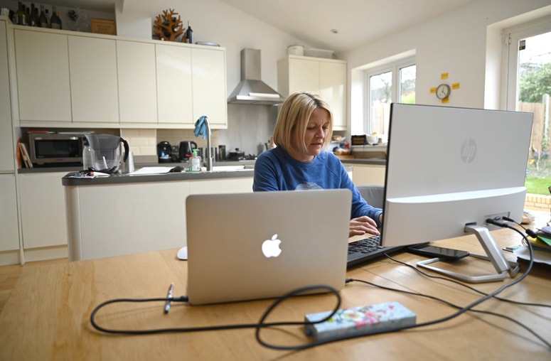 Kljub navdušenju nad novimi možnostmi dela od doma je treba opozarjati na slabosti: fizične težave zaradi preveč sedenja in strmenja v zaslon, psihosocialne težave zaradi nenehne dostopnosti in nejasne meje med službo in zasebnostjo ter kognitivne težave, ki se odražajo na nezmožnosti dolgotrajne pozornosti. 