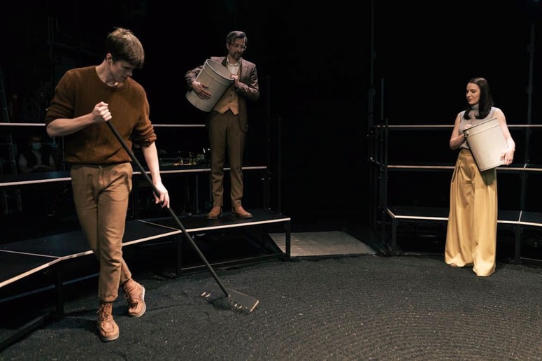 Urban Kuntarič (John), Aljoša Koltak (Moški) in Maša Grošelj (Ženska) v ringu
