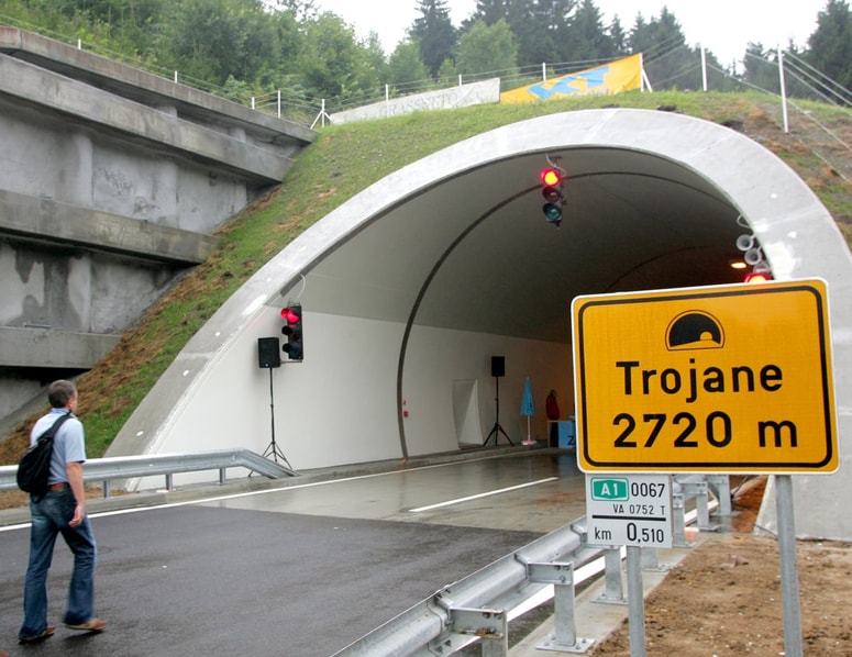 Sistem sekcijskega merjenja hitrosti je že deloval na avtocesti prek Trojan, zdaj ga bodo postavili na vseh krakih avtocestnega omrežja.
