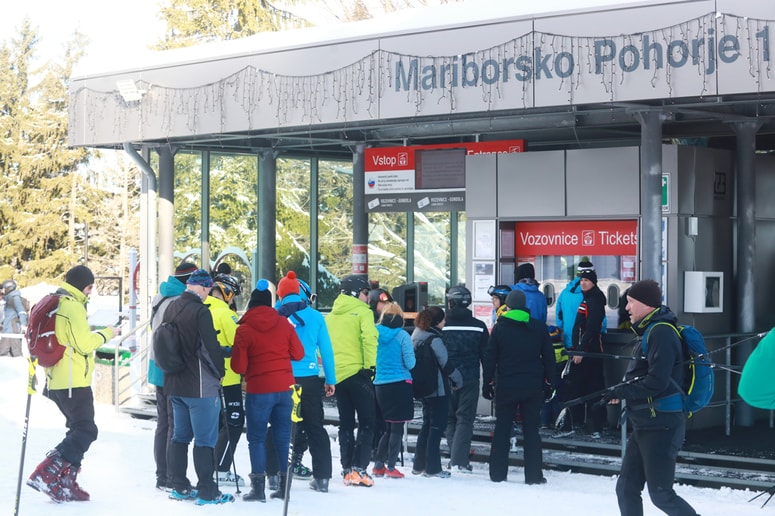 V prvih petih dnevih smuke na Pohorju je smučišča obiskalo okrog osem tisoč smučarjev. Foto: Sašo BIZJAK
