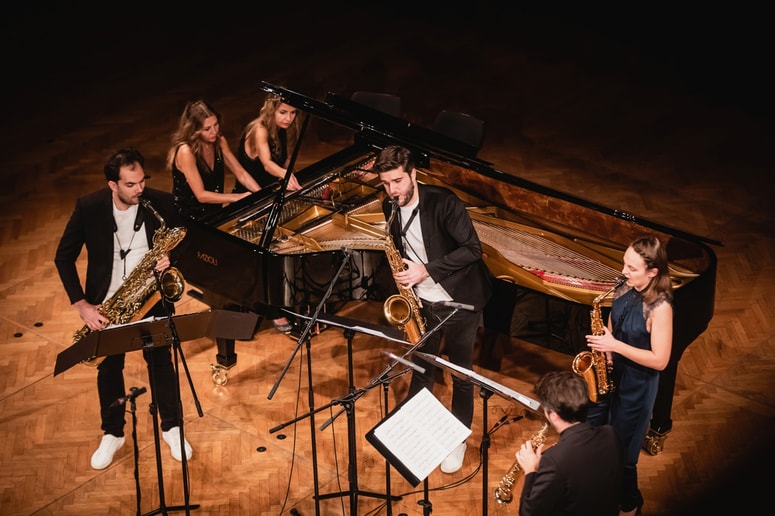 Izjemna lepota, polnost in mehkoba tona odlikujejo igro sester Önder, ki sta se popolnoma zlili s kvartetom saksofonov, a bi ju z veseljem slišali tudi v obliki solističnega recitala.
 
