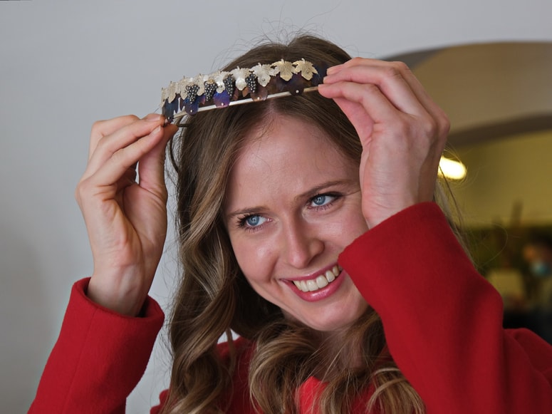 "Brez krone ni kraljice. To mi pomeni," pravi aktualna vinska kraljica Neža Jarc.
