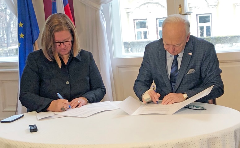 Direktorica Aleksandra Berberih-Slana in direktor Janez Ujčič sta podpisala dolgoročno sodelovanje. 
