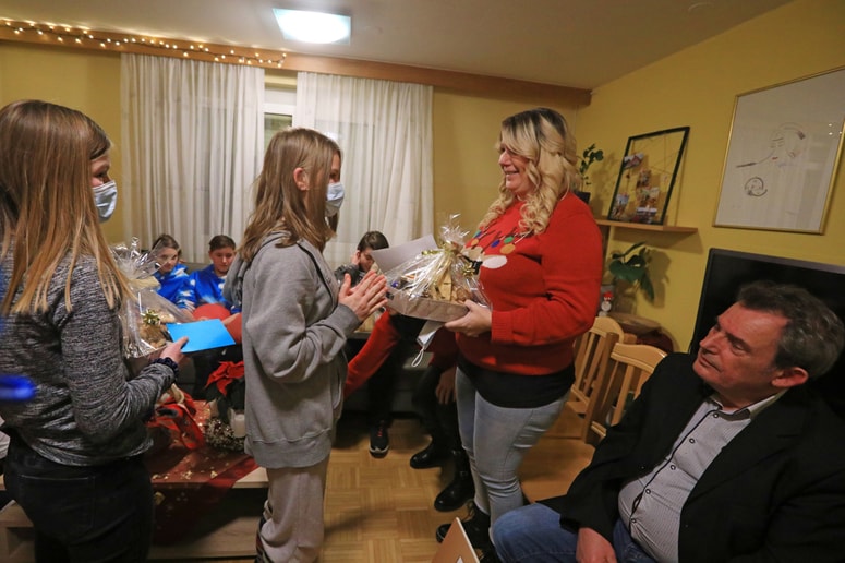 Otrokom so polepšali praznike. Foto: Andrej PETELINŠEK
