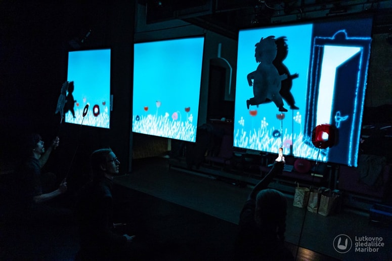 Enega junaka obvladujejo trije animatorji, Miha Bezeljak, Uroš Kaurin in Barbara Jamšek.
