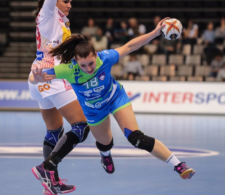 Nina Zulić bo na svetovnem prvenstvu imela pomembno povezovalno vlogo v slovenski reprezentanci. Foto: EPA
