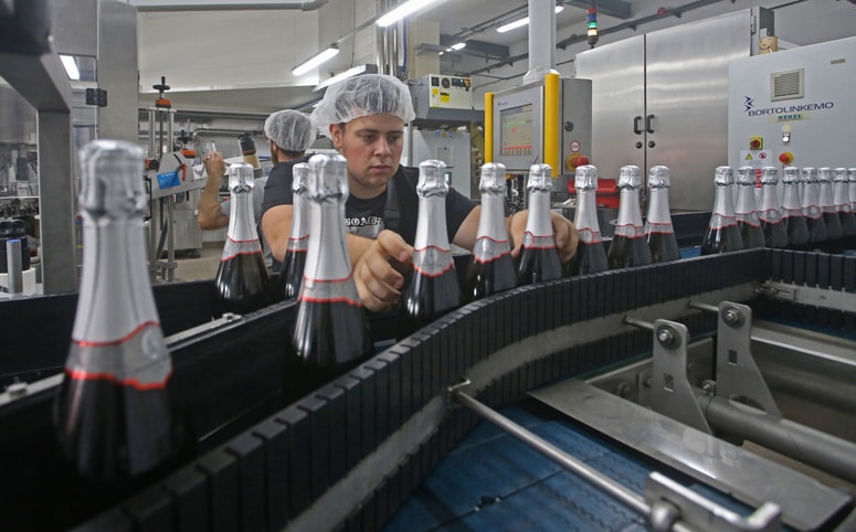 Srebrna radgonska penina je še vedno najbolj prodajano peneče vino v Sloveniji. Na leto prodajo 1,5 milijona steklenic.
