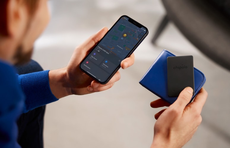 Kartica, nič večja od kreditne, deluje preko povezave Bluetooth.
