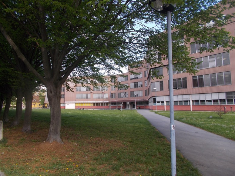 Glavna fotografija članka:(FOTO) V Šolskem centru Celje dijak s škarjami napadel učiteljico, oglasila se je Simona Kustec. Dogodek obžalujejo prav vsi
