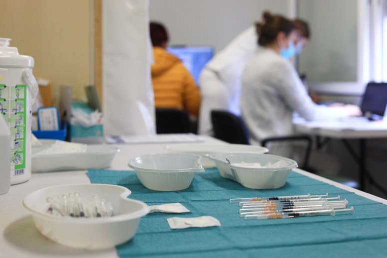 Glavna fotografija članka:(POGLED) Obvezno cepljenje proti covidu-19 in pravne dileme
