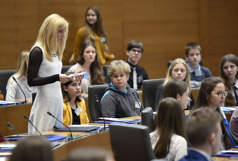Ena od možnosti, da otroci izrazijo svoje mnenje o družbenih zadevah, je otroški parlament. 
