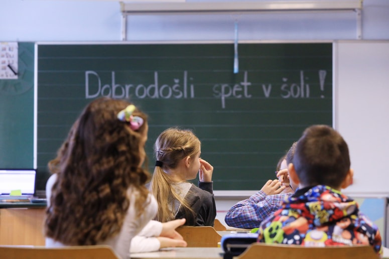 Glavna fotografija članka:Ministrstvo zmanjšalo število ocen, ki jih morajo pridobiti učenci
