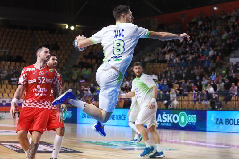 Edino pripravljalno tekmo pred prvenstvom so Slovenci odigrali proti Hrvatom in v Zlatorogu zmagali s 33:26. 
