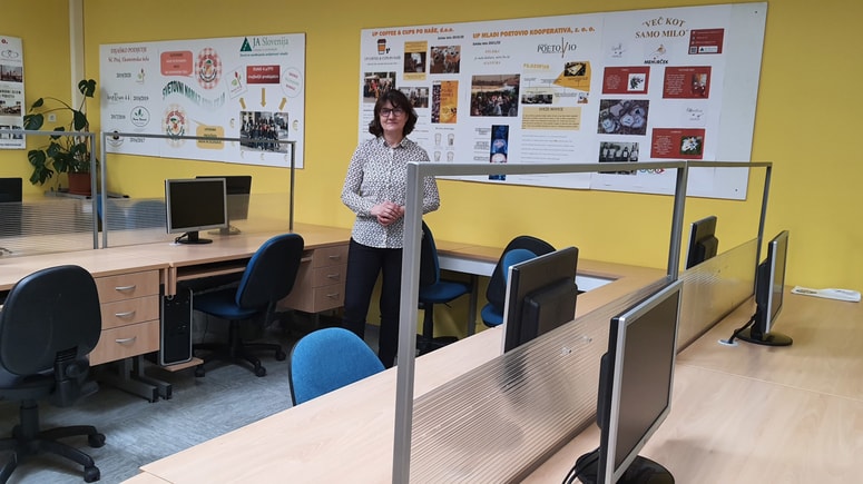 Mentorica Patricija Koler v posebej
za učna podjetja opremljeni učilnici 
