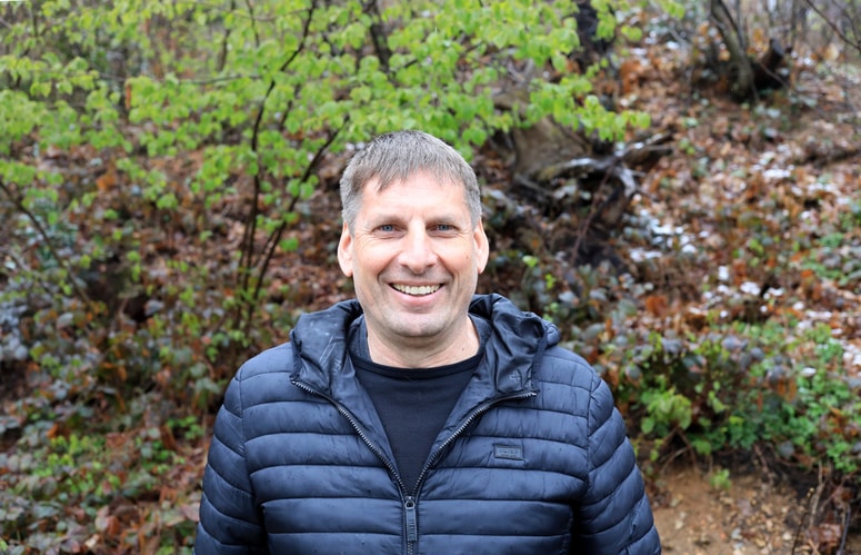 Lado Kutnar: “Srečanje s starodavnimi drevesnimi orjaki, ki lahko zrastejo do 50 metrov v višino, dočakajo 500 let in nosijo tudi do 50 ton lesne mase, človeka ne pusti hladnega.” 