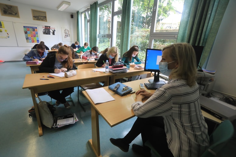 Zaključek leta bo vendarle v šoli - ta teden gredo v šolo vsi učenci in dijaki in pouka na daljavo več ne bo.