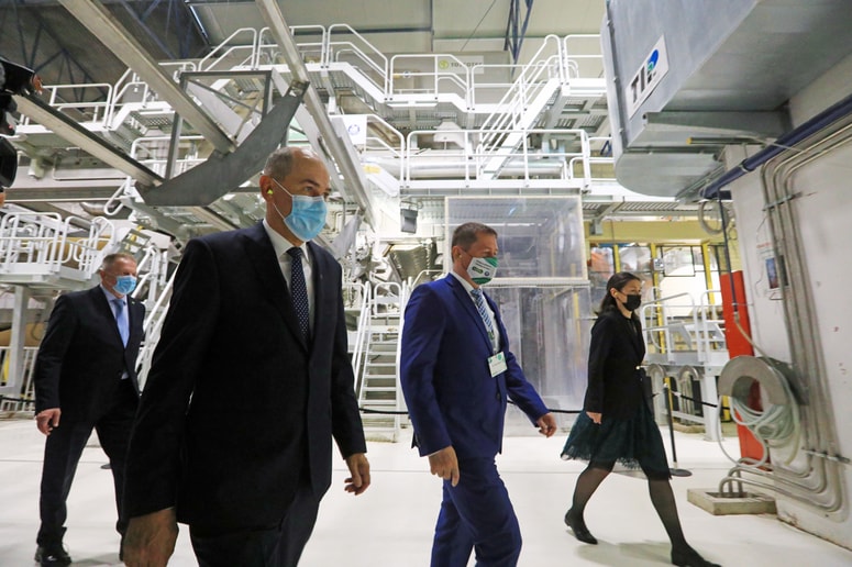 Novi papirni stroj sta si v družbi prvega moža Palome Richarda Žigmunda ogledala tudi premier Janez Janša in gospodarski minister Zdravko Počivalšek. 