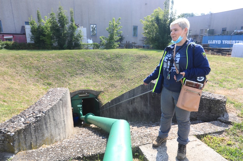 Vodnica Jana Voršič ob vhodu v rove