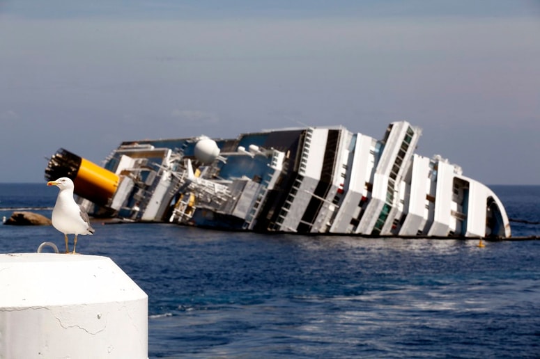 Costa Concordia se je prevrnila na bok, a obstala naslonjena na čer. 