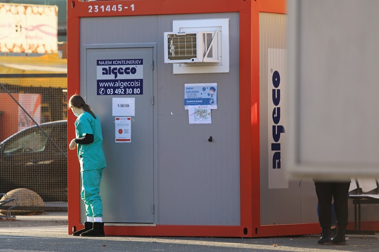 Glavna fotografija članka:V četrtek potrjenih spet skoraj 7000 okužb, pozitivnih okoli polovica PCR testov
