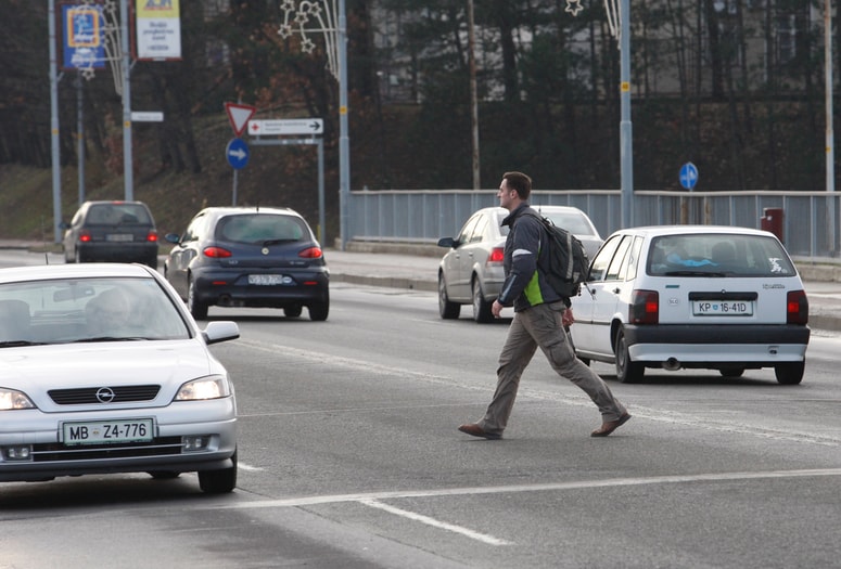 AVP opozarja, da morajo pešci poskrbeti za vidnost, nujno upoštevati prometna pravila, uporabljati njim namenjene površine, ne pa tudi mobilnega telefona. 