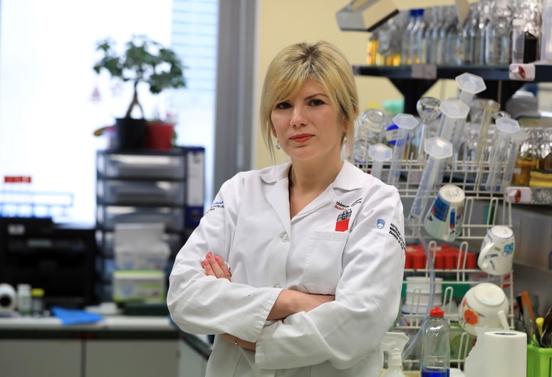 Ženske v znanosti pogosto niso enakovredne moškim. Sama je odličen zgled imela doma. "Moja mama je zelo ambiciozna in skoraj zasvojena z delom. Učiteljica biologije, svoje učence vozi na biološke olimpijade, veliko let ravnateljica," našteje portretiranka. 