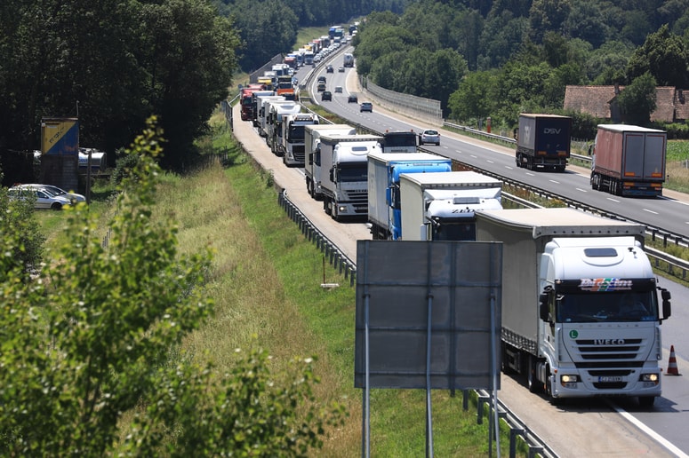 Morda bodo kupci električnih vozil po novem gledali tudi na maso vozila, ki postaja pomemben faktor, da ne pristanete med - tovornjaki. 