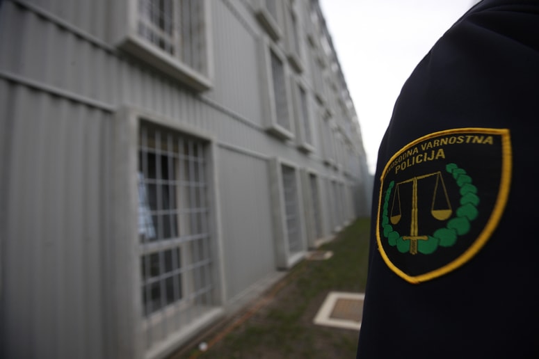 V slovenskih zaporih je trenutno 23 zaprtih oseb, obolelih za covidom, vsi tisti, ki so bili v rizičnih stikih z okuženo osebo, pa so v karanteni. 