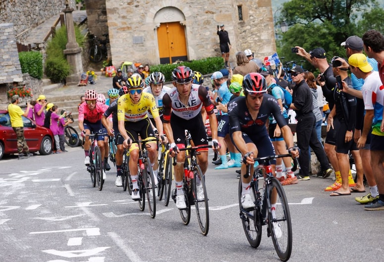 Glavna fotografija članka:(VIDEO) Gledalka, ki je povzročila množičen padec na letošnjem Touru, na sodišču, grozi ji zaporna kazen
