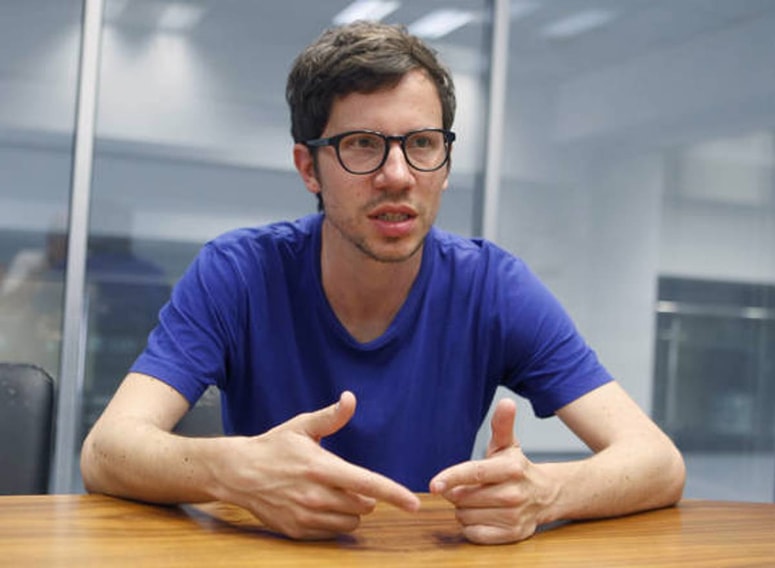 Tadej Troha o ukrepih ob globalni pandemiji virusa covid-19 in kako je zdravstvena kriza razkrila, da kapitalistična logika sili države v neodgovorno in nezadostno ravnanje, ki ne razmišlja o tem, kako zaščititi ljudi. 