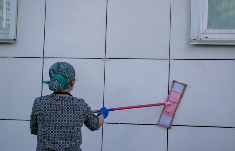 Glavna fotografija članka:Več kot 70 odstotkov mizarjev je cene že dvignilo. Kaj kot razlog za podražitve navajajo obrtniki?