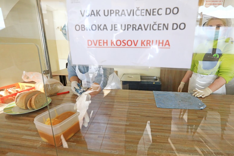 Socialna kuhinja za zdaj deluje nemoteno - tako kot že ves čas epidemije si uporabniki hrano odnesejo domov.
