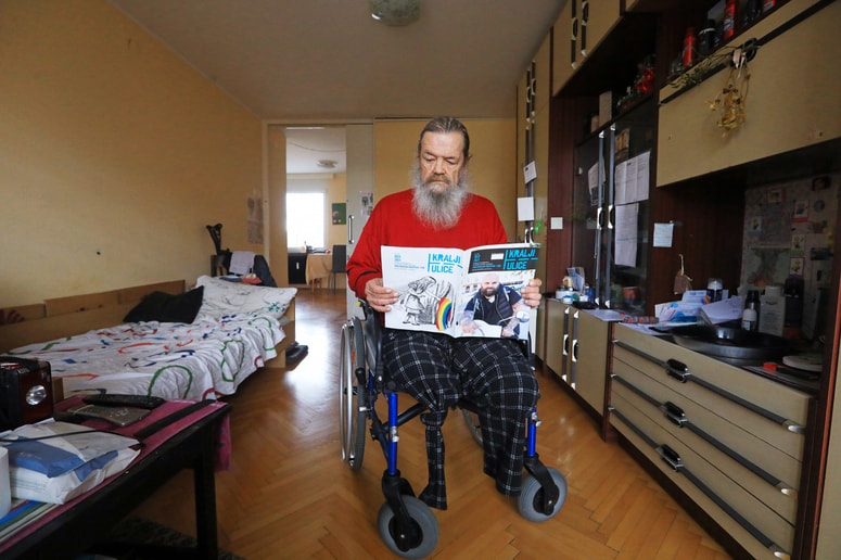 Goran Šrok, brezdomec na invalidskem vozičku, si je oddahnil, ker ne bo spet pristal na cesti.
 
