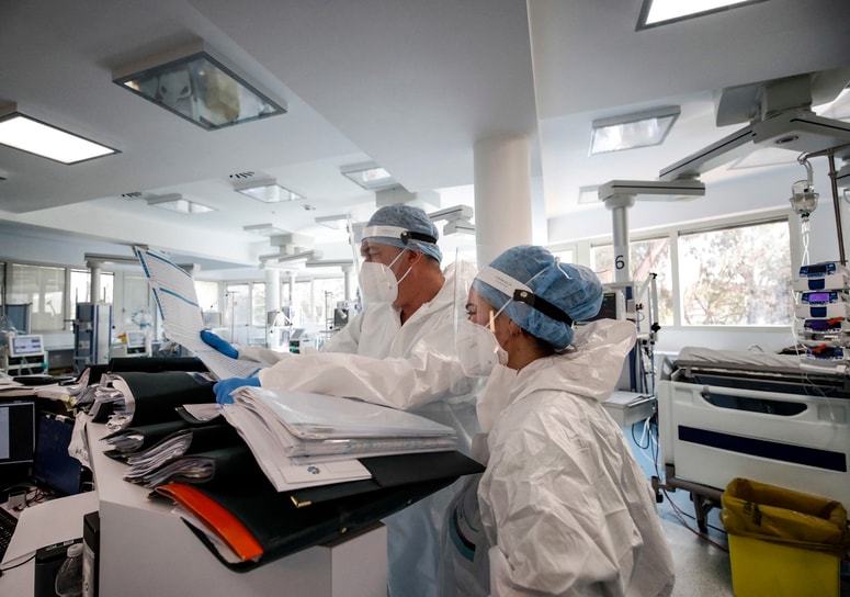 epa09699906 Health workers wearing overalls and protective masks in the intensive care unit of the Covid intensive care unit of the GVM ICC hospital of Casal Palocco near Rome, Italy, 21 January 2022. The rate of occupation in intensive care remained stable at 17.3 percent compared to the previous week, according to the Health Ministry. EPA/GIUSEPPE LAMI 