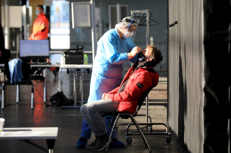 Glavna fotografija članka:Nov neslavni rekord: V soboto potrdili 13.911 okužb z novim koronavirusom, umrlo je 18 ljudi
