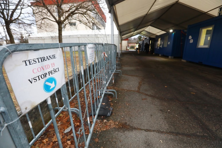 Glavna fotografija članka:Vindišar: Samotesti danes nadomeščajo termometer. V nedeljo 8396 okužb, pozitivnih skoraj 76 odstotkov testov PCR
