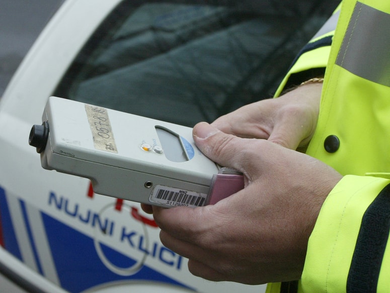 Politike poleg policijske kazni le redno doleti tudi politična sankcija. 