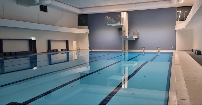 Bazen so že napolnili z vodo. Še vedno ni vodotesen, a to na otvoritev naj ne bi vplivalo. 