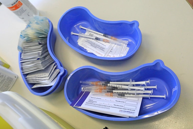 Najboljša zaščita je še vedno
kombinacija cepljenja in prebolevanja. 
