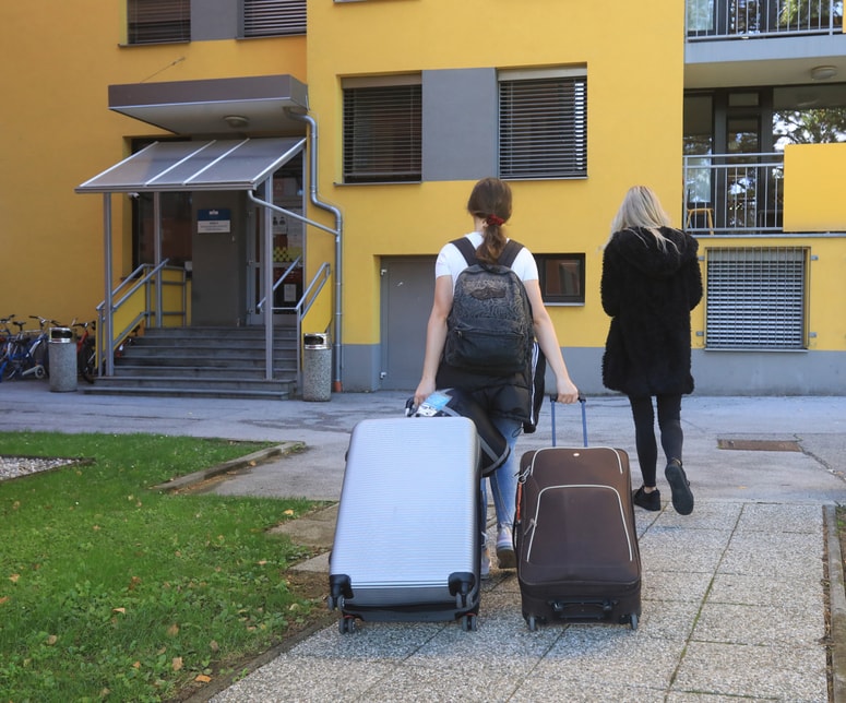 Glavna fotografija članka:Koliko stane študij in kako živijo študentje: Potovalke si s hrano napolnijo doma
