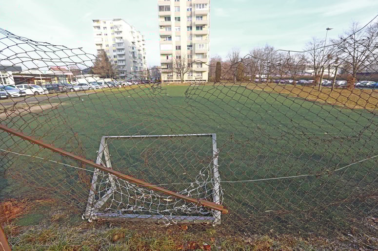 Igrišče med Regentovo in Jadransko ulico na Taboru je zanemarjeno.

