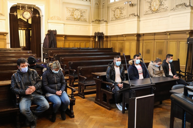 Nihče iz družine Miloša Kovačiča, ki sedi na zatožni klopi, ne prizna, da je kriv za dogodke v Kočevju.
