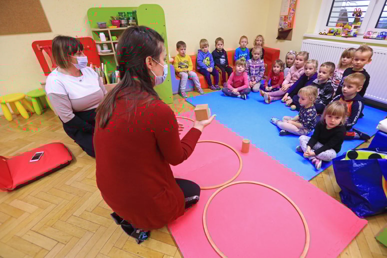 Na skupino otrok zdaj le ena vzgojiteljica, oddelke ponovno združujejo, zaposleni zaradi pomanjkanja kadra opravljajo nadure. 
