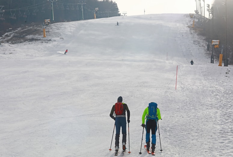 Glavna fotografija članka:Na Mariborskem in Areškem Pohorju smučarji postavili smuči v kot
