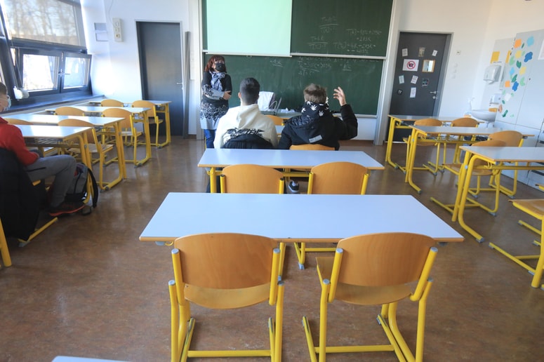 Odsotnih je veliko otrok in tudi učiteljev tako v osnovnih kot srednjih šolah. 
