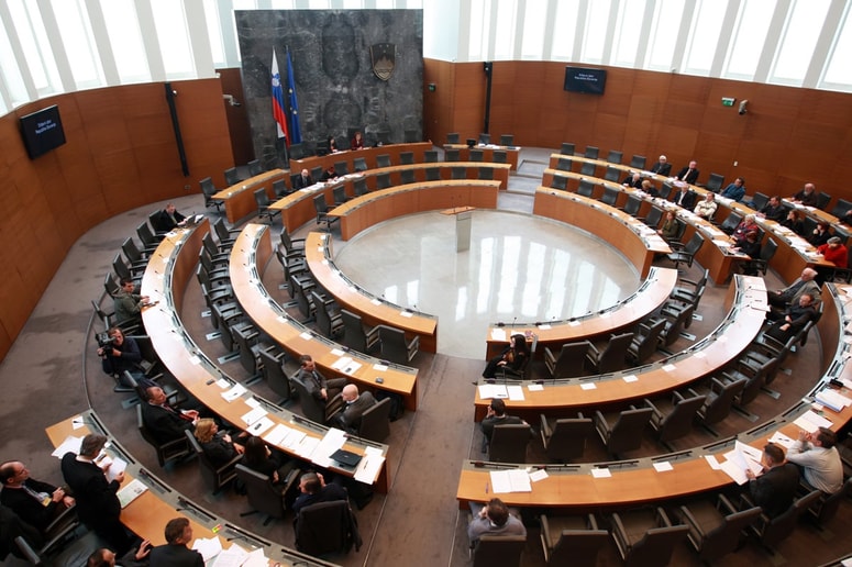 Glavna fotografija članka:(INFOGRAFIKA) Parlamentarni "Facebook": Kdo je osvojil poslansko mesto?