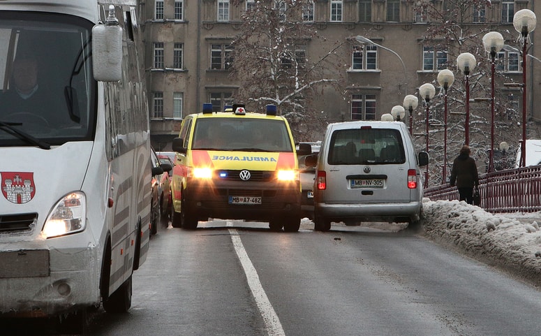 Glavna fotografija članka:(VIDEO) Ljudje pogosto spregledajo reševalce na nujni vožnji, praktično vsak dan za njimi tudi vozijo