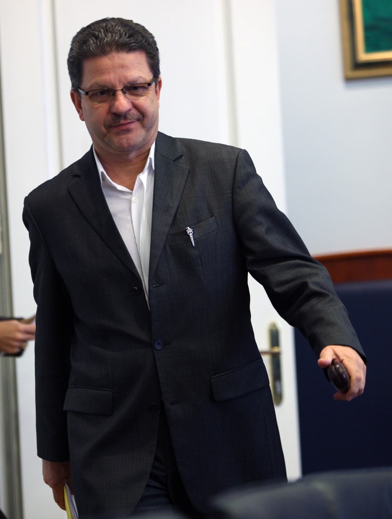 Bo vlada ugodila predsedniku Fidesa Konradu Kuštrinu in zdravnikom omogočila izstop iz enotnega plačnega sistema?
