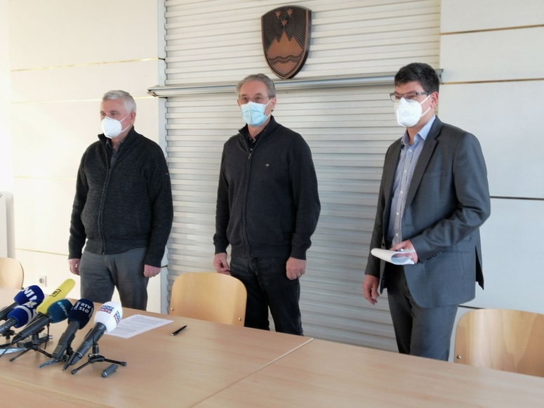 Predstavniki sindikatov javnega sektorja na današnji novinarski konferenci.
